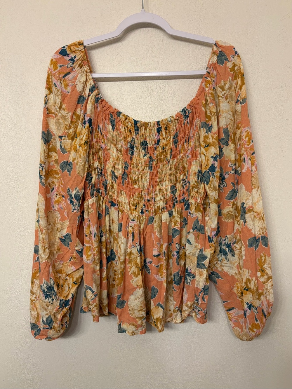 Bibi Women’s Peach Cream Green Floral Top with Smocking NWT- Large